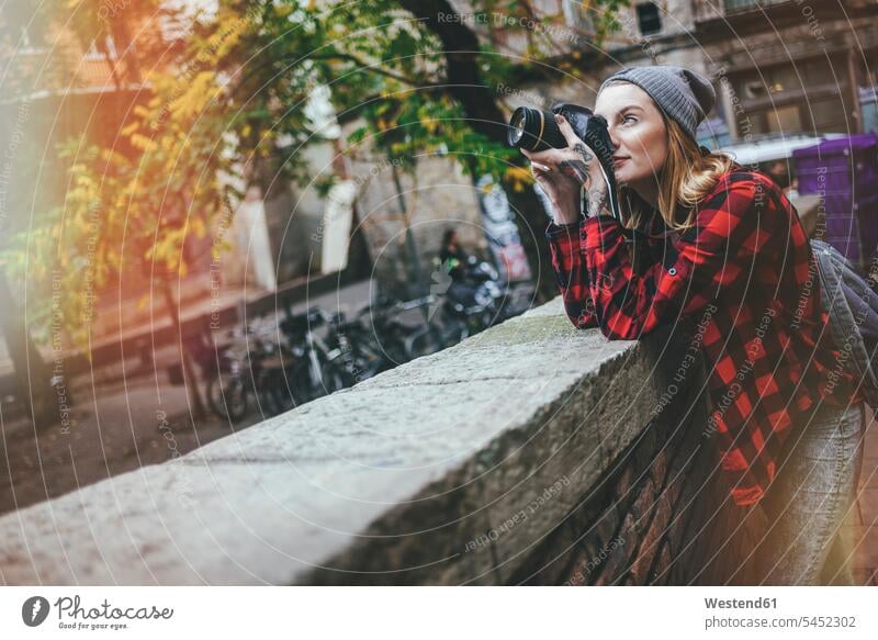 Junge Frau, die mit einer Spiegelreflexkamera fotografiert Kamera Kameras weiblich Frauen fotografieren Fotoapparat Fotokamera Erwachsener erwachsen Mensch