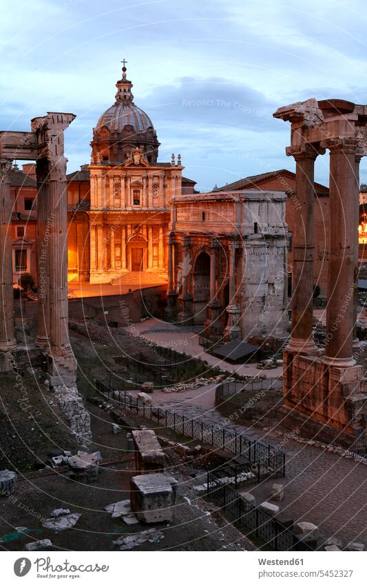 Italien, Rom, Vespasian- und Titustempel und Kirche Santi Luca e Martina im Forum Romanum beleuchtet Beleuchtung Hauptstadt Hauptstaedte Hauptstädte Säule