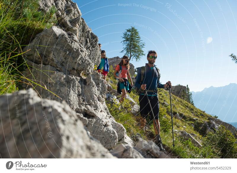 Italien, Freunde beim Trekking in den Dolomiten Dolomiti Trecking aktiv bergsteigen Bergsteiger Bergtour Bergwandern Alpinisten Alpen Aktivität Aktivitaet