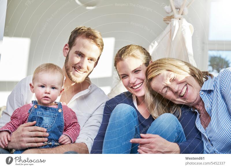Porträt einer glücklichen Familie mit einem kleinen Mädchen zu Hause lachen Baby Babies Babys Säuglinge Kind Kinder Spaß Spass Späße spassig Spässe spaßig Glück