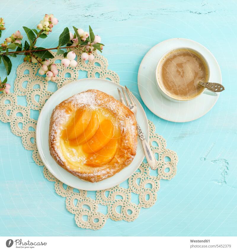 Blumen, Kaffee und Plundergebäck mit Pfirsichen und Vanillepudding Food and Drink Lebensmittel Essen und Trinken Nahrungsmittel Kaffeetasse Kaffeetassen Blüte