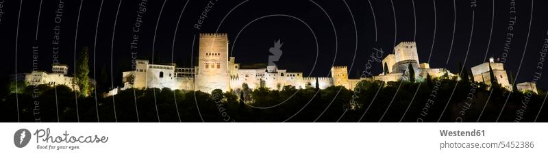 Spanien, Andalusien, Granada, Alhambra-Palast bei Nacht beleuchtet Beleuchtung Außenaufnahme draußen im Freien Architektur Baukunst Nachtaufnahme Nachtaufnahmen
