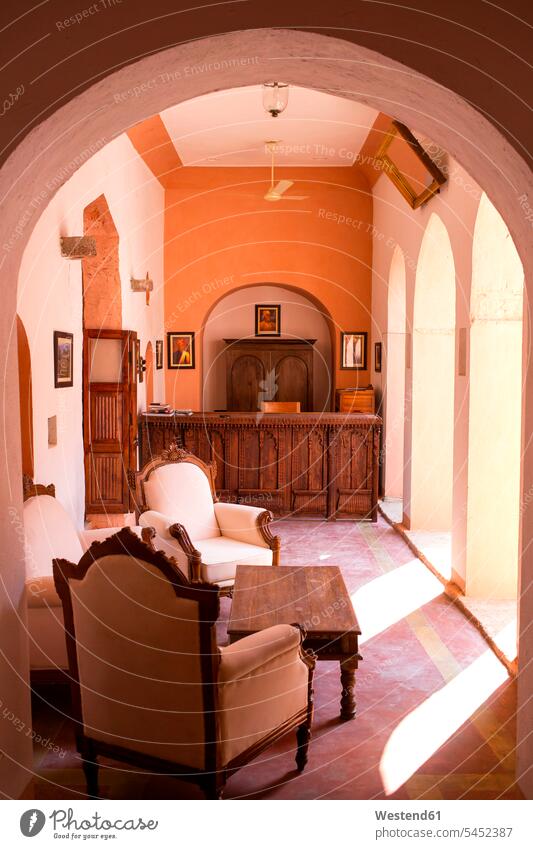 Indien, Rajasthan, Alwar, Heritage Hotel Ram Bihari Palace, Lobby Design Einrichtung Tisch Tische Niemand Torbogen Durchgang Reise Travel Mogul-Architektur