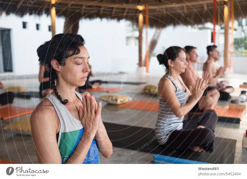 Yoga-Klasse meditiert Kurs meditieren entspannt entspanntheit relaxt Fokus Auf Den Vordergrund Fokus Auf Dem Vordergrund Freizeit Muße Ausgeglichenheit