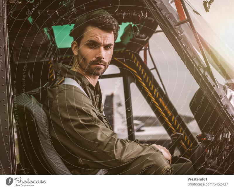 Porträt eines Piloten im Cockpit eines Hubschraubers Helikopter Verkehrswesen Transportwesen cool Coolness Mann Männer männlich Erwachsener erwachsen Mensch