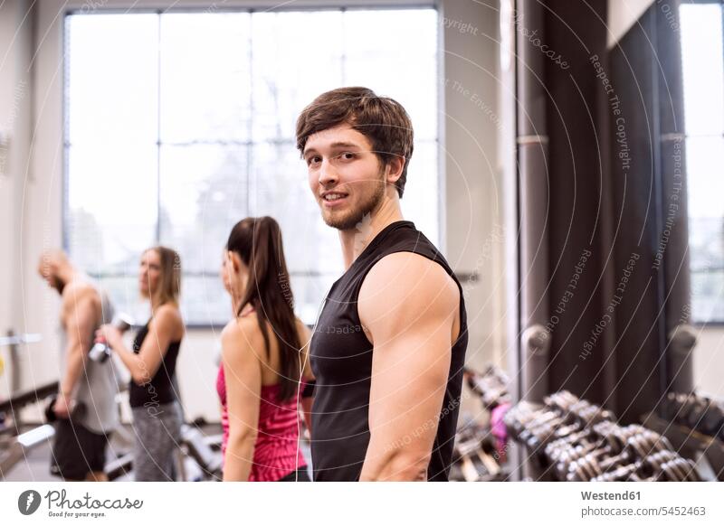 Junge Menschen trainieren im Fitnessstudio junger Mann junge Männer junge Frau junge Frauen Fitnessclubs Fitnessstudios Turnhalle fit männlich Erwachsener