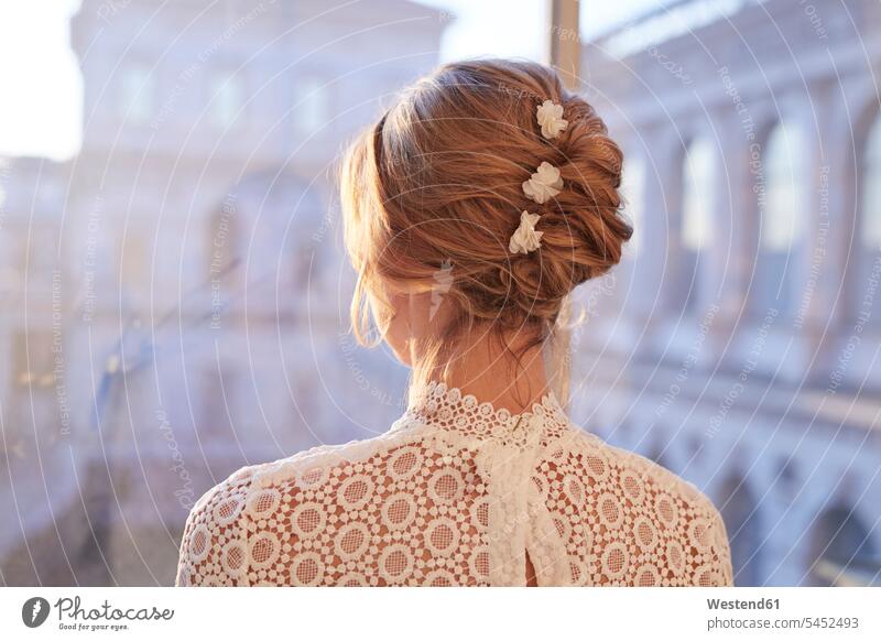 Porträt einer blonden Braut, Rückansicht, Blick durchs Fenster Hochzeit heiraten Heirat Hochzeiten aus dem Fenster sehen durchs Fenster schauen