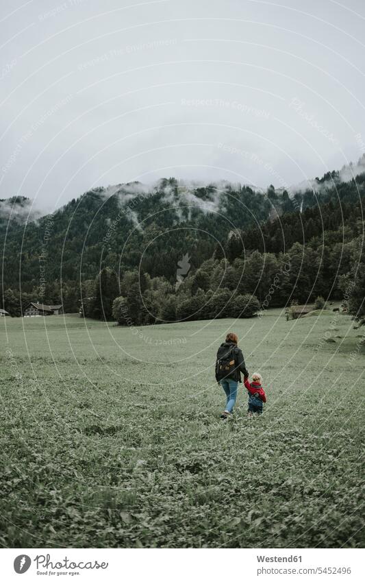 Österreich, Vorarlberg, Mellau, Mutter und Kleinkind auf einer Reise in die Berge Wald Forst Wälder Tochter Töchter gehen gehend geht Mami Mutti Mütter Mama