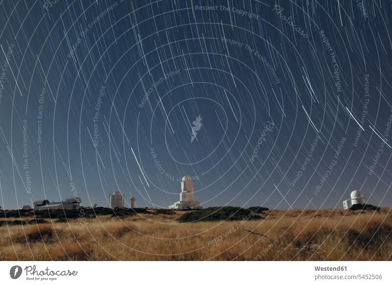 Spanien, Teneriffa, Sternenpfade über dem Teide-Observatorium Sternwarte Sternwarten Observatorien Architektur Baukunst Berg Berge Außenaufnahme draußen