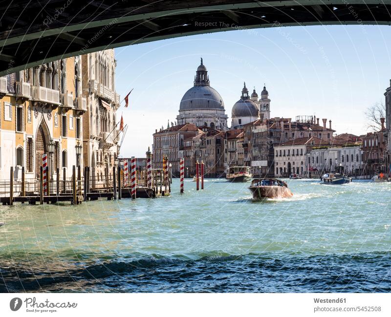 Italien, Venedig, Canal Grande und die Kirche Santa Maria della Salute vom Boot aus gesehen Wasserfahrzeuge Boote Brücke Bruecken Brücken fahren fahrend