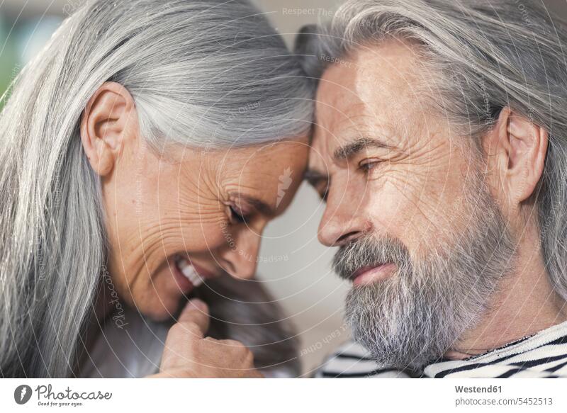 Porträt eines liebevollen älteren Ehepaares Senioren alte Zuhause zu Hause daheim glücklich Glück glücklich sein glücklichsein Gemeinsam Zusammen Miteinander