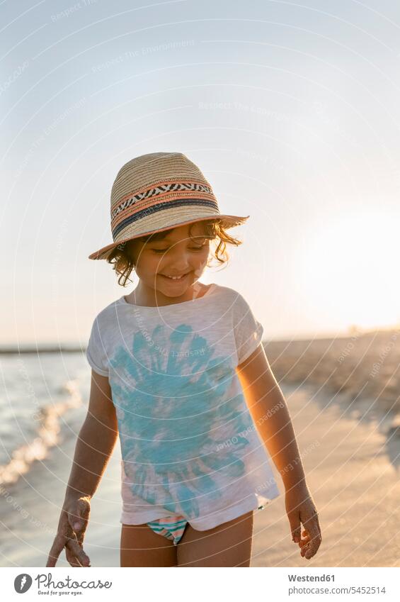 Spanien, Menorca, lächelndes kleines Mädchen am Strand weiblich Beach Straende Strände Beaches Kind Kinder Kids Mensch Menschen Leute People Personen Urlaub