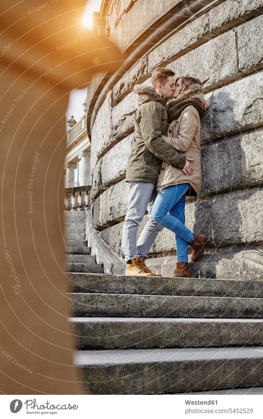 Deutschland, Potsdam, junges Paar küsst sich an der Glienicker Brücke Pärchen Paare Partnerschaft umarmen Umarmung Umarmungen Arm umlegen küssen Küsse Kuss