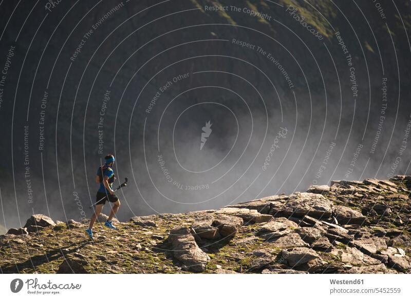 Italien, Alagna, Trailrunner in der Nähe des Monte-Rosa-Massivs unterwegs Mann Männer männlich Sportler laufen rennen Berg Berge Erwachsener erwachsen Mensch