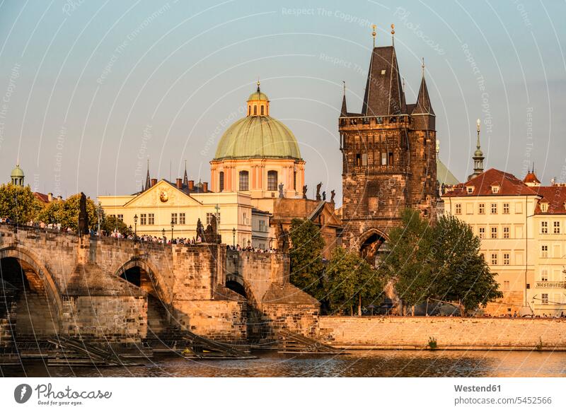 Tschechien, Prag, Altstadt, Karlsbrücke, St.-Franziskus-Kirche und Altstädter Brückenturm am Abend Reise Travel Bruecken Tschechische Republik Abendlicht