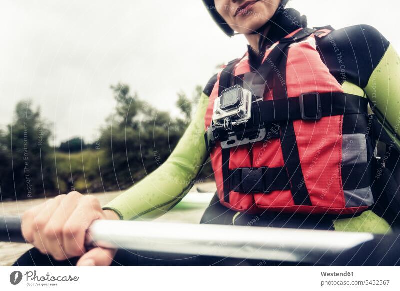 Deutschland, Bayern, Allgäu, Nahaufnahme eines Kajakfahrers mit Action-Cam Kamera Kameras Kanu Kanus Fluss Fluesse Fluß Flüsse Frau weiblich Frauen Paddelboot