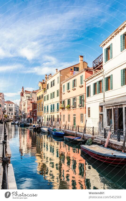 Italien, Venedig, Gasse und Boote am Kanal Reiseziel Reiseziele Urlaubsziel Gassen Kanaele Kanäle Weltkulturerbe typisch Städtereise City Trip Kurztripp