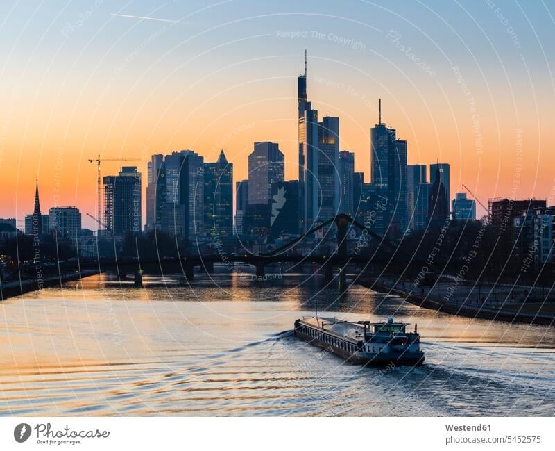 Deutschland, Frankfurt, Blick auf die Skyline mit Flößerbrücke und Main im Vordergrund in der Morgendämmerung modern Großstadt Metropolen Grossstadt