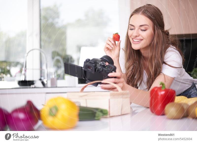 Lebensmittel-Bloggerin filmt sich selbst beim Erdbeer-Essen Selfies Fotokamera Kamera Kameras Leute Menschen People Person Personen erwachsen Erwachsene Frauen
