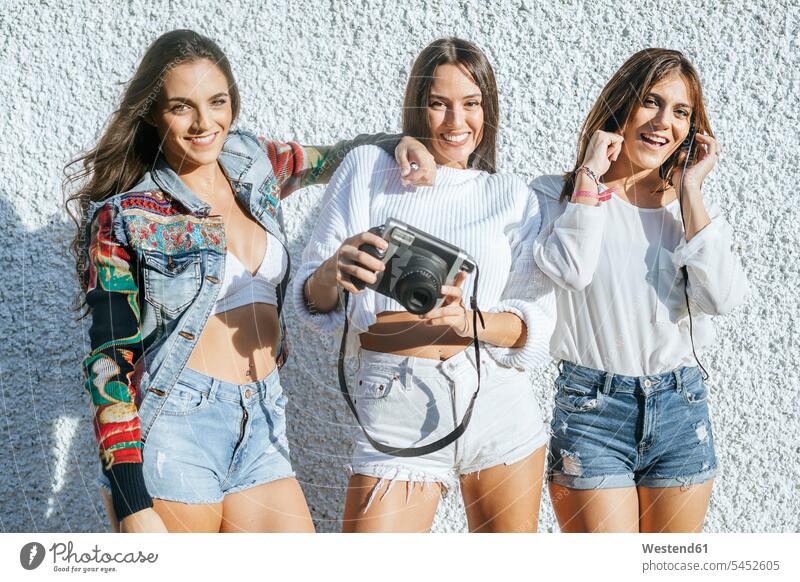 Gruppenbild von drei Freunden, die gemeinsam Spaß haben fotografieren Gemeinsam Zusammen Miteinander Gruppenaufnahme Gruppenfoto Freundinnen Fotoapparat Kamera