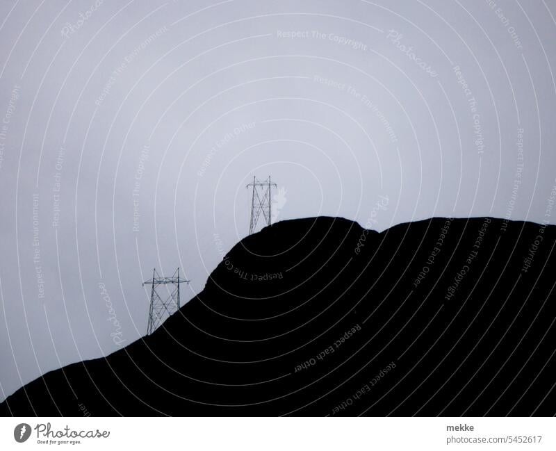 Bergstrom Strommast Horizont Berge u. Gebirge dunkel Leitung Silhouette Stromleitung Hügel Höhe Elektrizität Energiewirtschaft Kabel Himmel Hochspannungsleitung