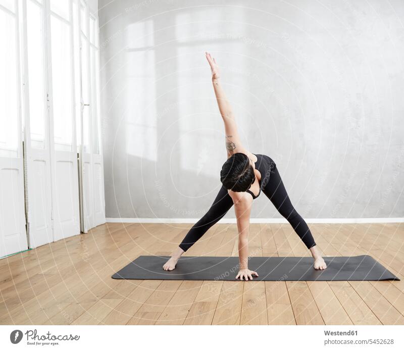 Yoga praktizierende Frau weiblich Frauen Übung Uebung Übungen Uebungen Erwachsener erwachsen Mensch Menschen Leute People Personen Hobby Hobbies eine Person