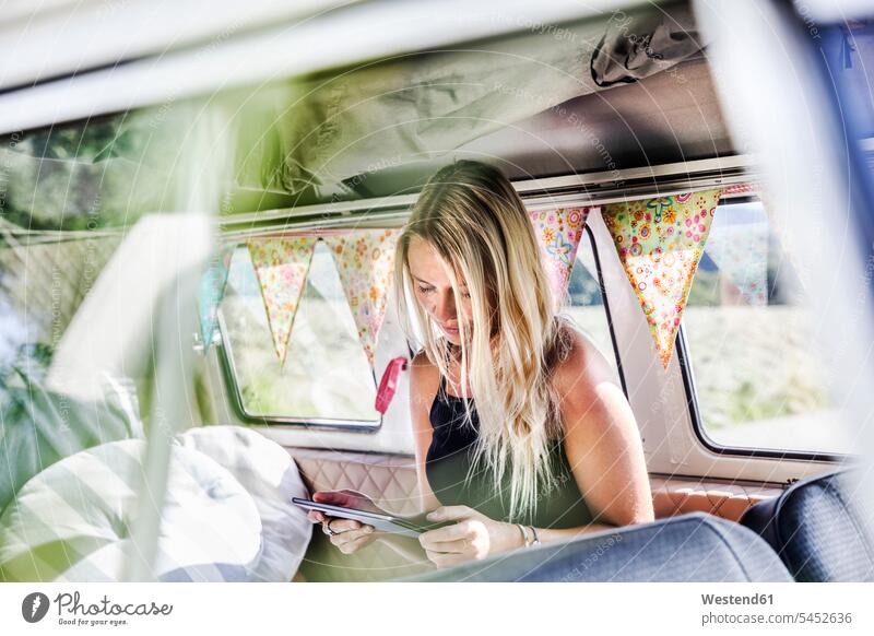 Frau benutzt Tablette in einem Lieferwagen Kleinbus Kleinbusse Tablet Computer Tablet-PC Tablet PC iPad Tablet-Computer Spaß Spass Späße spassig Spässe spaßig