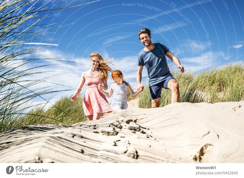 Niederlande, Zandvoort, glückliche Familie mit Tochter in Stranddünen Familien Beach Straende Strände Beaches Glück glücklich sein glücklichsein Sanddüne