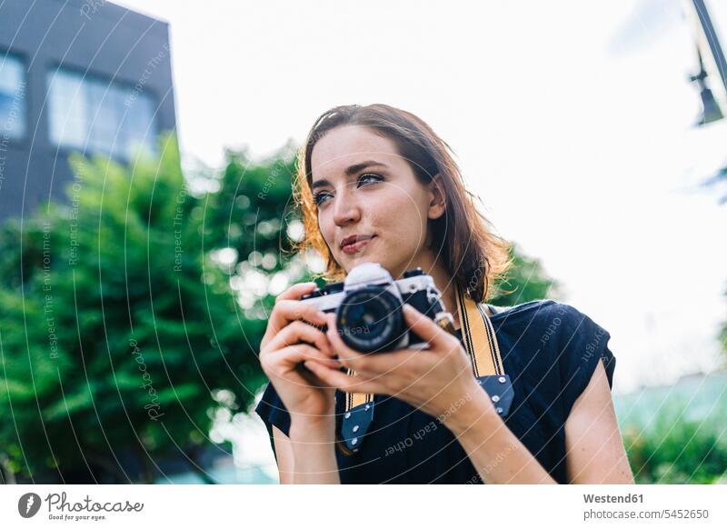 Porträt einer Frau mit Kamera Portrait Porträts Portraits weiblich Frauen Fotoapparat Fotokamera Erwachsener erwachsen Mensch Menschen Leute People Personen