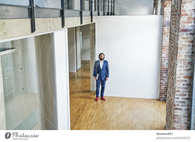 Porträt eines Geschäftsmannes, der auf einer leeren Büroetage steht stehen stehend Office Büros Businessmann Businessmänner Geschäftsmänner Arbeitsplatz