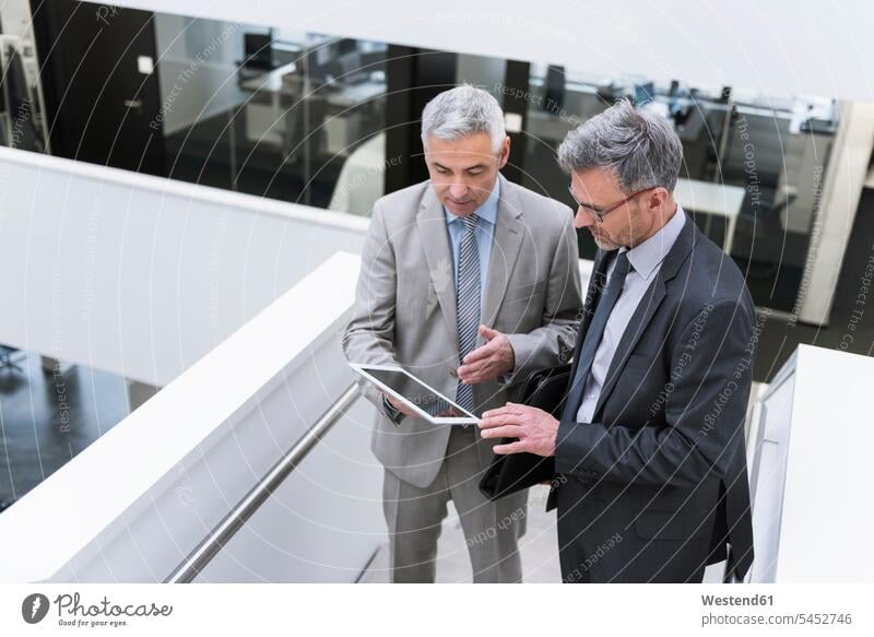 Zwei Geschäftsleute bei einem informellen Treffen unter Verwendung eines digitalen Tablet Gemeinsam Zusammen Miteinander Tablet Computer Tablet-PC Tablet PC