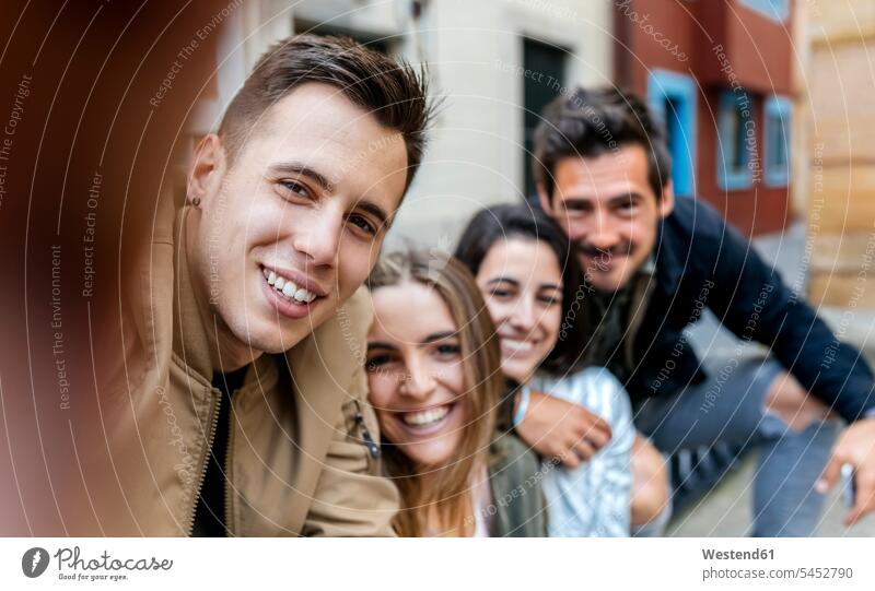 Selfie von Freunden in der Stadt Selfies Freundschaft Kameradschaft lächeln Gemeinschaft persönliche Perspektive Subjektive Kamera persoenliche Perspektive