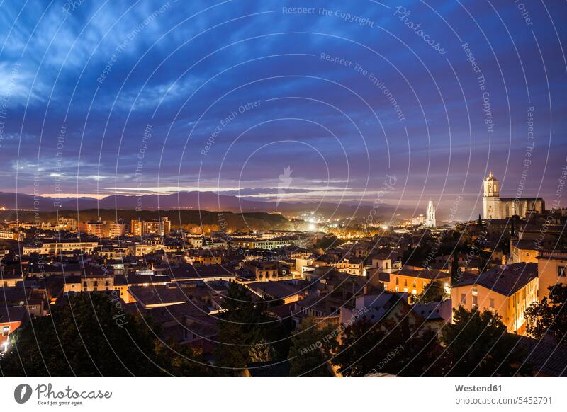 Spanien, Girona, Stadtansicht in der Abenddämmerung Wolke Wolken Reiseziel Reiseziele Urlaubsziel Abendrot Abendroete Abendröte Christentum Andachtsort
