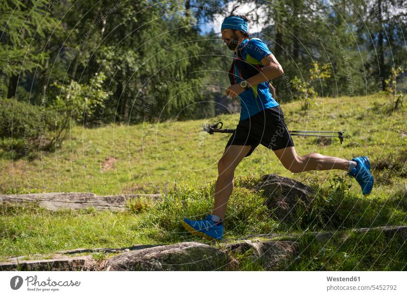 Italien, Alagna, Trailrunner im Wald unterwegs Sportler Berg Berge Mann Männer männlich laufen rennen Forst Wälder Landschaft Landschaften Erwachsener erwachsen
