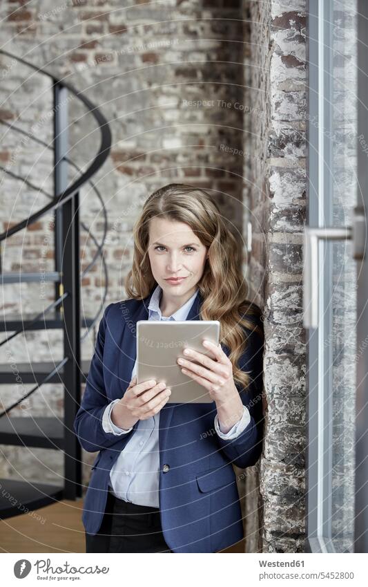 Porträt einer selbstbewussten Geschäftsfrau, die ein Tablett hält Tablet Computer Tablet-PC Tablet PC iPad Tablet-Computer Geschäftsfrauen Businesswomen