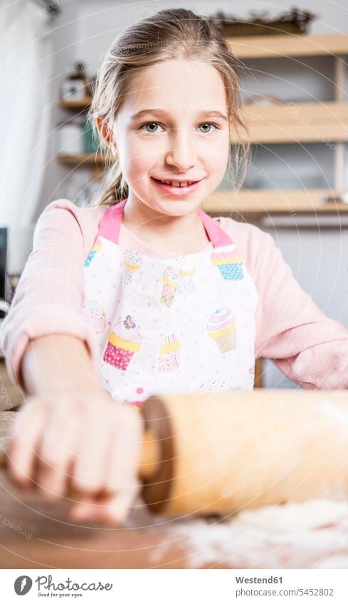Porträt eines lächelnden Mädchens beim Backen in der Küche weiblich Küchen backen Kind Kinder Kids Mensch Menschen Leute People Personen Europäer Kaukasier