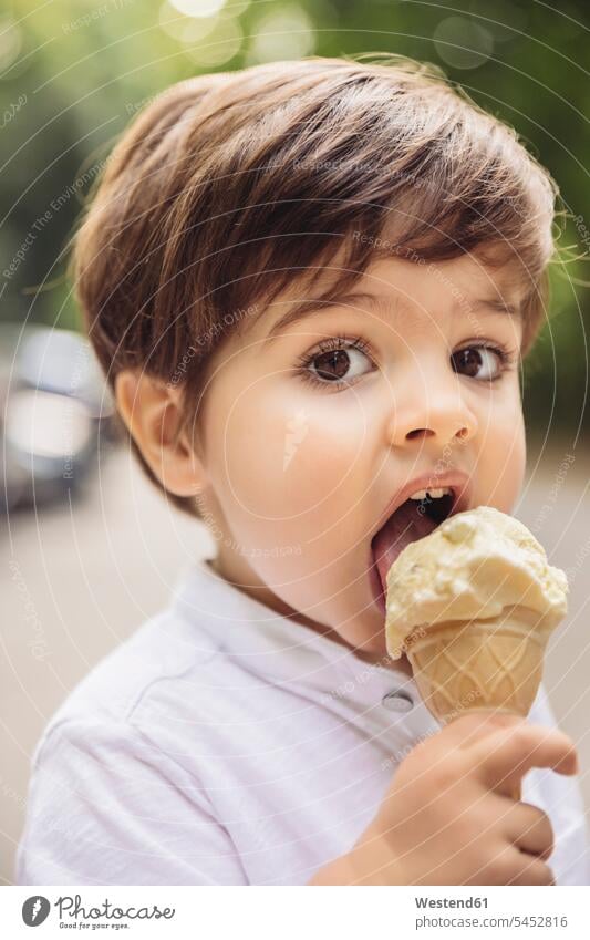 Porträt eines Kleinkindes beim Essen von Vanilleeis im Park Portrait Porträts Portraits Junge Buben Knabe Jungen Knaben männlich Eis Speiseeis Kind Kinder Kids
