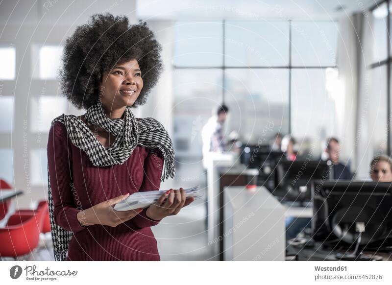 Lächelnde Frau mit Dokumenten im Amt Büro Office Büros lächeln weiblich Frauen Arbeitsplatz Arbeitsstätte Arbeitstelle Erwachsener erwachsen Mensch Menschen