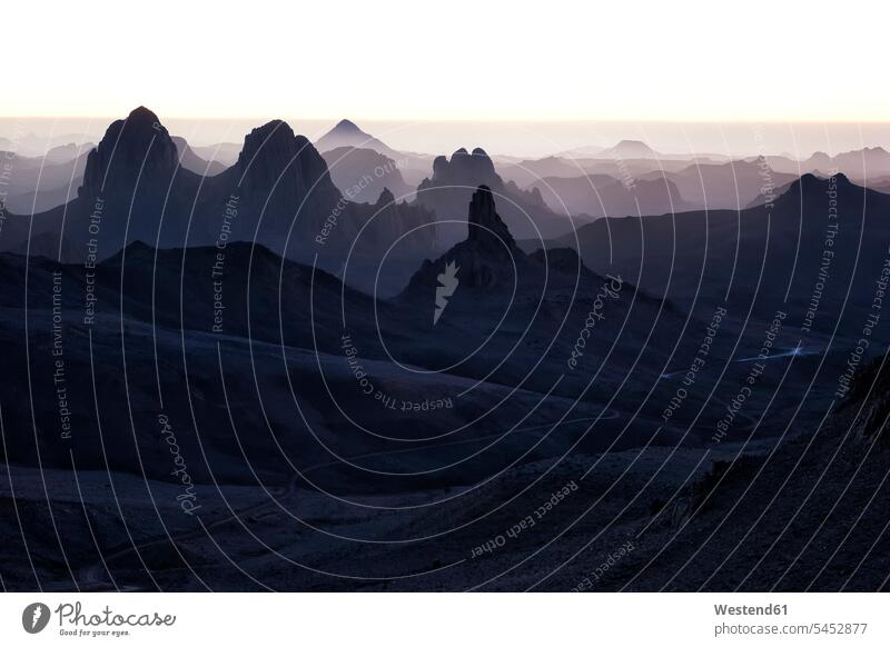 Algerien, Wilaya Tamanrasset, Hoggar-Gebirge, Assekrem im Nebel morgens Morgen früh Frühe kontraststark kontrastreich Ruhe Beschaulichkeit ruhig Silhouette