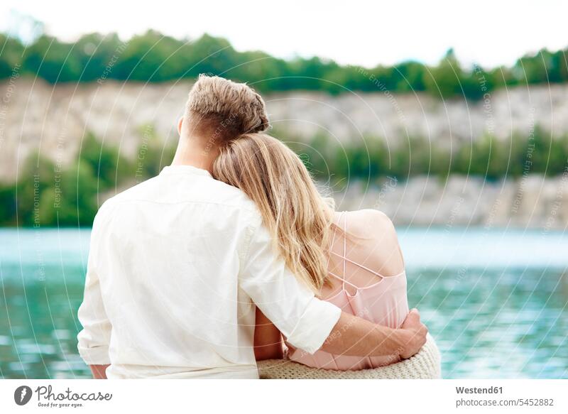 Liebenswertes junges Paar am Seeufer entspannt entspanntheit relaxt Seen lieben Pärchen Paare Partnerschaft glücklich Glück glücklich sein glücklichsein