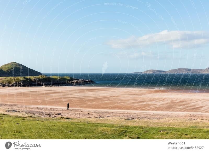 Großbritannien, Schottland, Schottische Highlands, Loch Ewe, Poolewe, Tourist am Strand von Firemore Sand sandig eine Person single 1 ein Mensch einzelne Person