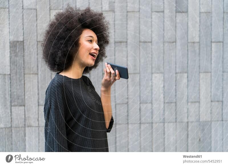 Porträt einer jungen Frau am Telefon sprechen reden Smartphone iPhone Smartphones weiblich Frauen Handy Mobiltelefon Handies Handys Mobiltelefone Kommunikation