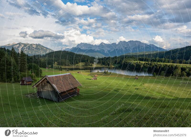Deutschland, Bayern, Werdenfelser Land, Geroldsee mit Heuscheune, im Hintergrund das Karwendelgebirge Wolke Wolken Aussicht Ausblick Ansicht Überblick Natur