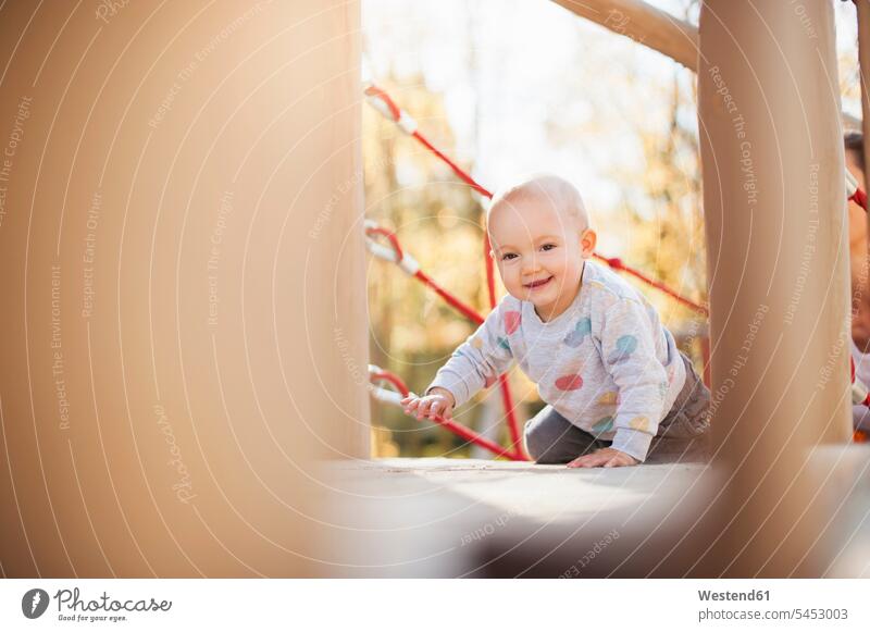 Porträt eines glücklichen Mädchens auf einem Spielplatz Glück glücklich sein glücklichsein Spielplätze Spielfeld Spielplaetze Portrait Porträts Portraits Baby