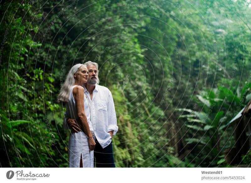 Liebenswertes hübsches älteres Ehepaar im tropischen Dschungel lächeln fasziniert Faszination Urwald attraktiv schoen gut aussehend schön Attraktivität