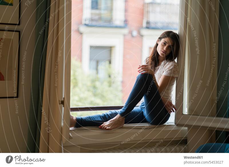 Frau sitzt auf Fensterbank am offenen Fenster Fensterbrett Fenstersims Fensterbänke weiblich Frauen Erwachsener erwachsen Mensch Menschen Leute People Personen