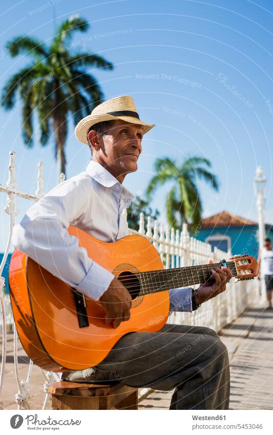 Kuba, Trinidad, Mann spielt Gitarre auf der Straße Straßenmusiker Gitarren Saiteninstrument Saiteninstrumente Musikinstrument Musikinstrumente Instrumente
