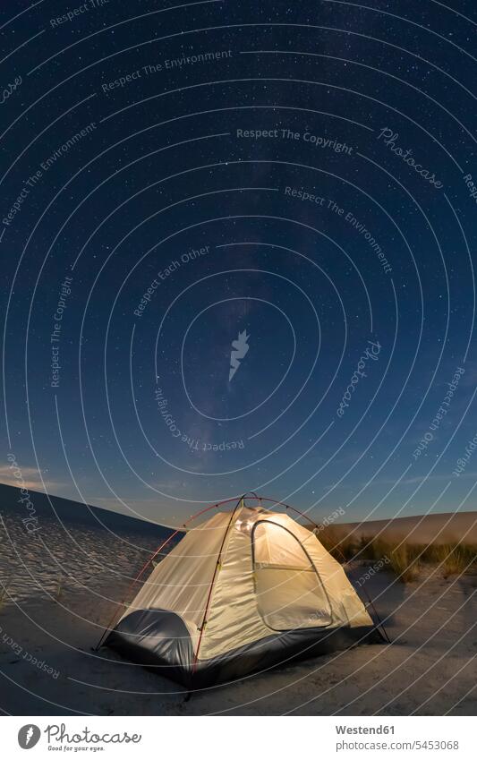 USA, New Mexico, Chihuahua-Wüste, White Sands National Monument, Zelt auf Düne bei Nacht beleuchtet Beleuchtung Natur Kargheit karg Außenaufnahme draußen