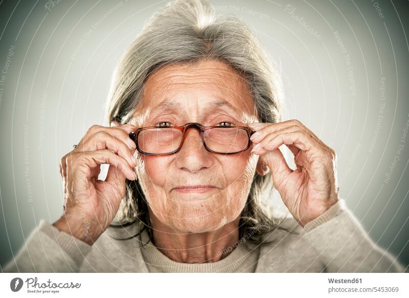 Porträt einer älteren Dame ungestellt natürlich Brille Brillen Portrait Porträts Portraits alt alte altes alter beobachten zuschauen ansehen Seniorin