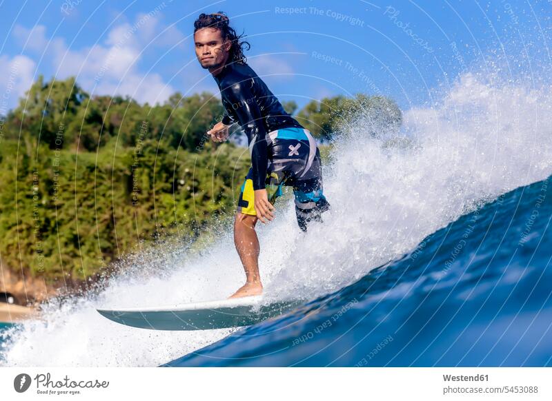 Indonesien, Bali, Mann surfen Welle Wellen Meer Meere Surfer Wellenreiter Surfen Surfing Wellenreiten Wasser Gewässer Wassersport Sport Ausgeglichenheit